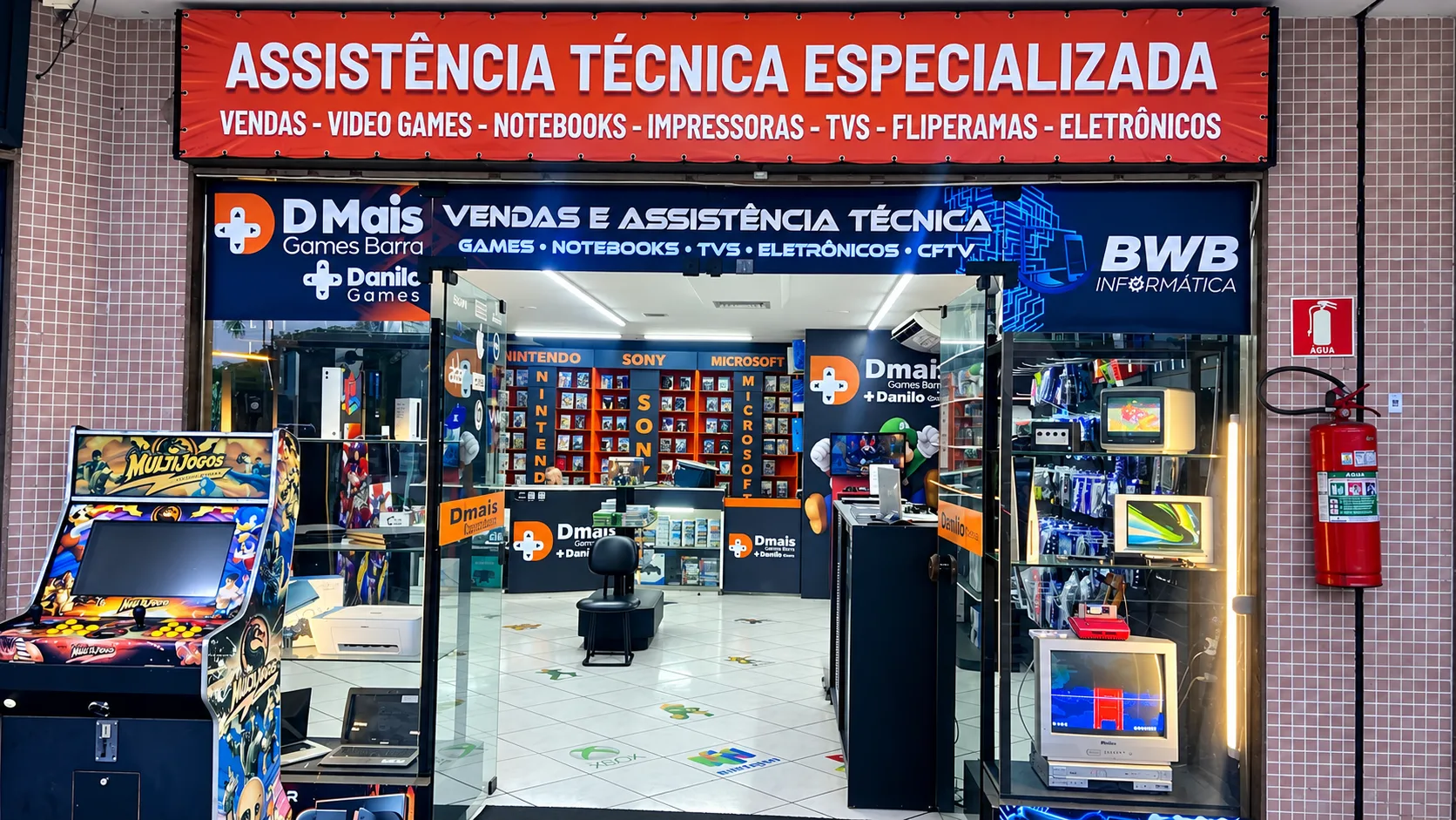 Fachada da BWB Informática com área de games e fliperama no América Mall